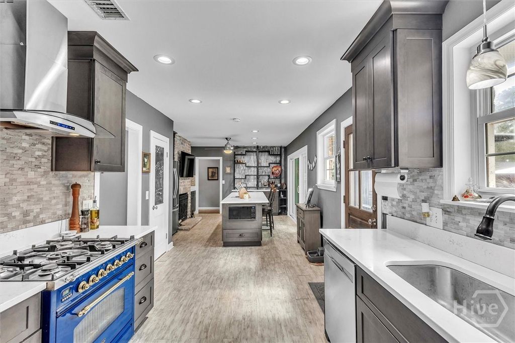 Image 14 of property listing at 223 E 64th Street, Savannah, GA 31405