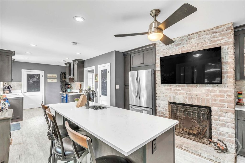 Image 18 of property listing at 223 E 64th Street, Savannah, GA 31405