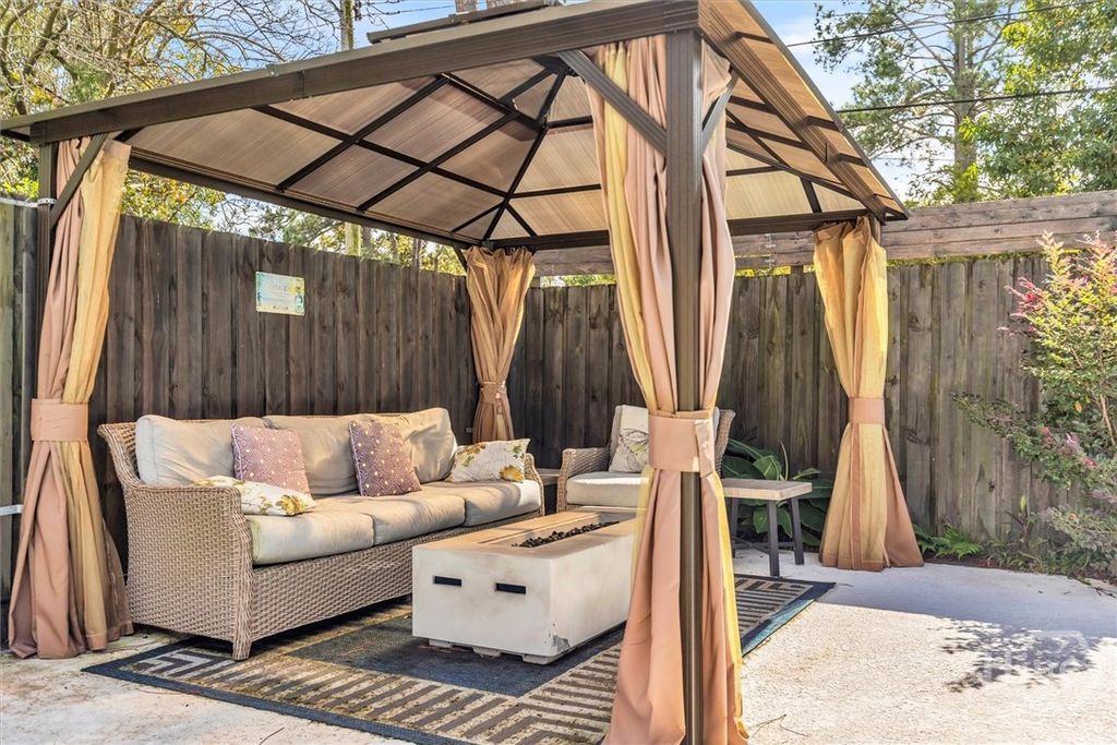 Image 38 of property listing at 223 E 64th Street, Savannah, GA 31405