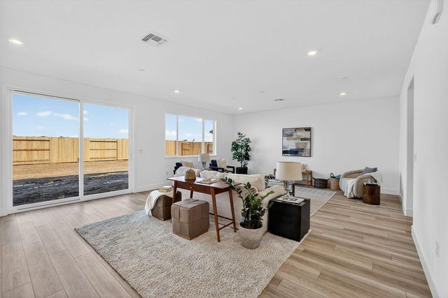 9975 Common Yarrow Way, Sacramento, CA 95829