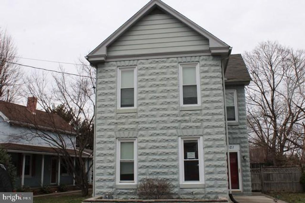 621 E WASHINGTON STREET, Chambersburg, PA 17201