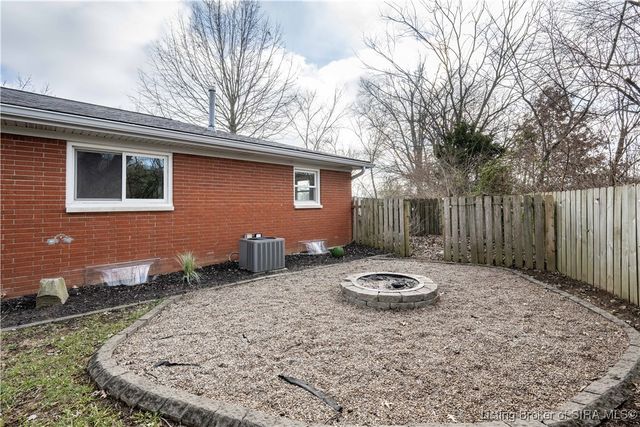 111 Rossmoore Drive, New Albany, IN 47150