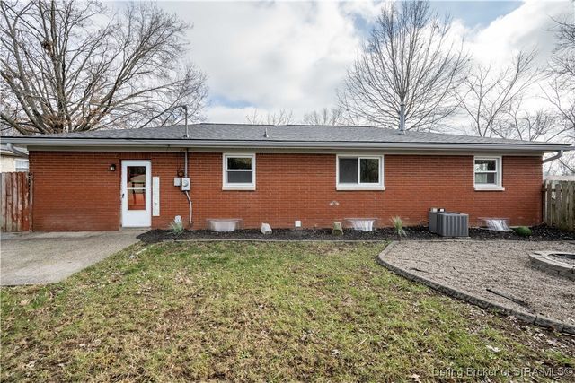 111 Rossmoore Drive, New Albany, IN 47150