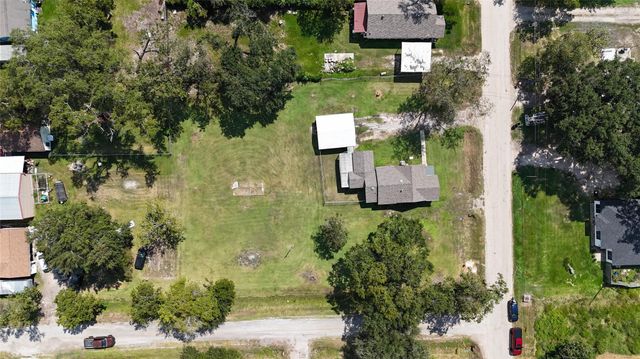 203 S 6th Street, Highlands, TX 77562