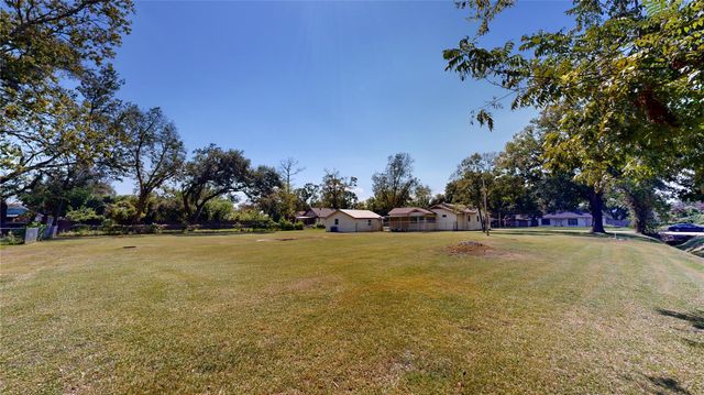 203 S 6th Street, Highlands, TX 77562