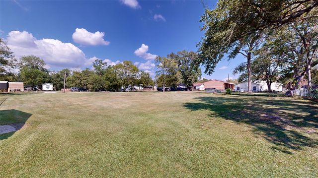 203 S 6th Street, Highlands, TX 77562