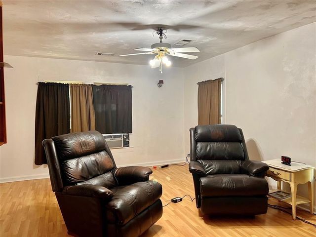 203 S 6th Street, Highlands, TX 77562
