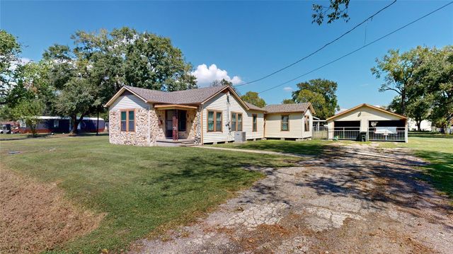 203 S 6th Street, Highlands, TX 77562
