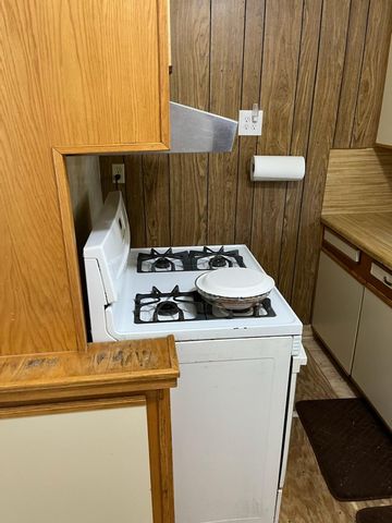 203 S 6th Street, Highlands, TX 77562