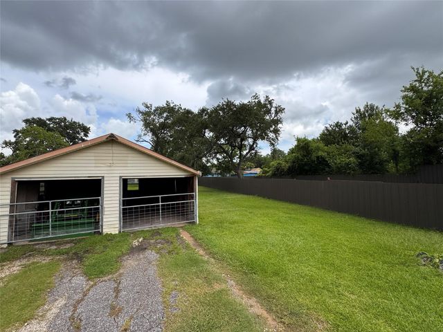 203 S 6th Street, Highlands, TX 77562