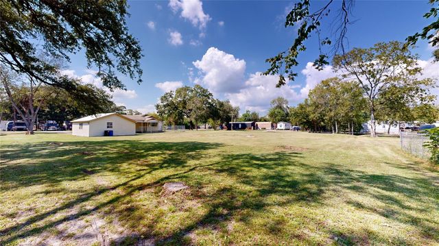 203 S 6th Street, Highlands, TX 77562