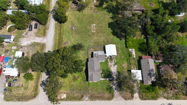 203 S 6th Street, Highlands, TX 77562