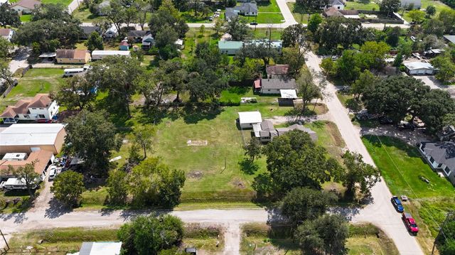 203 S 6th Street, Highlands, TX 77562