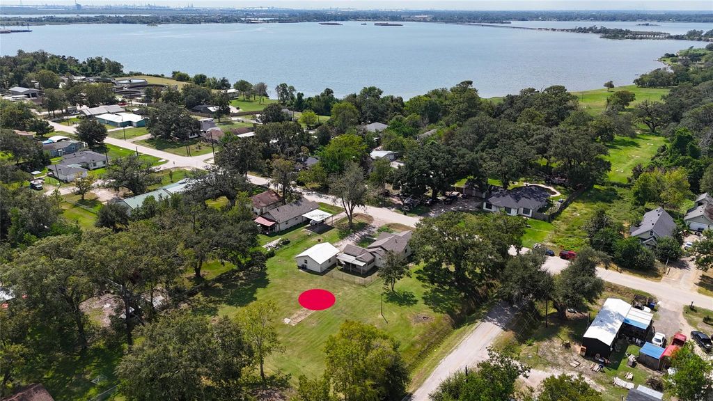 203 S 6th Street, Highlands, TX 77562