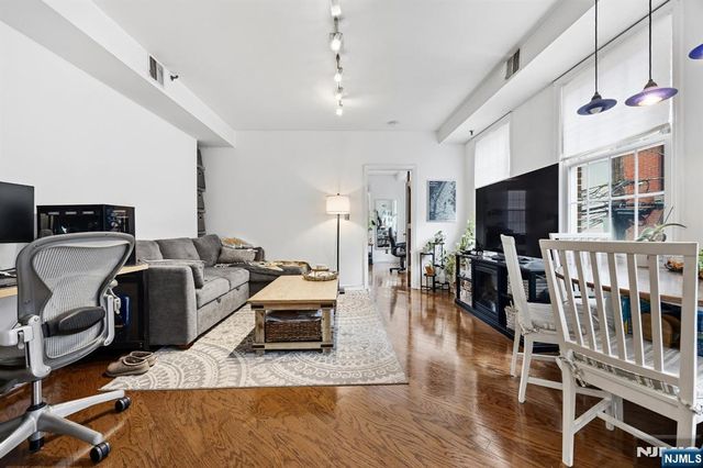 61 6th Street 1, Hoboken, NJ 07030