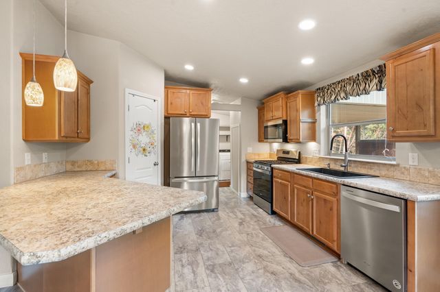 120 Siskiyou Drive, Grants Pass, OR 97526