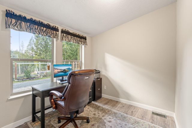 120 Siskiyou Drive, Grants Pass, OR 97526