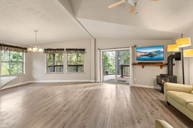 120 Siskiyou Drive, Grants Pass, OR 97526