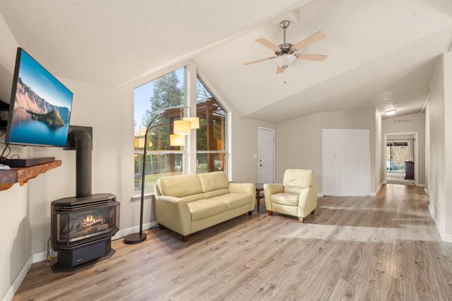 120 Siskiyou Drive, Grants Pass, OR 97526