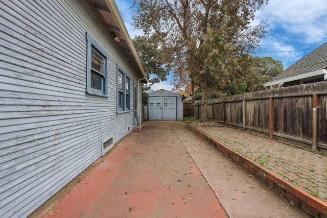 1050 W Elm St, Stockton, CA 95203