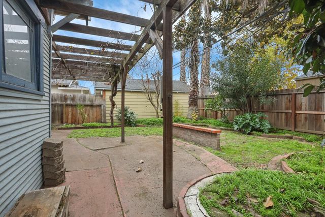 1050 W Elm St, Stockton, CA 95203