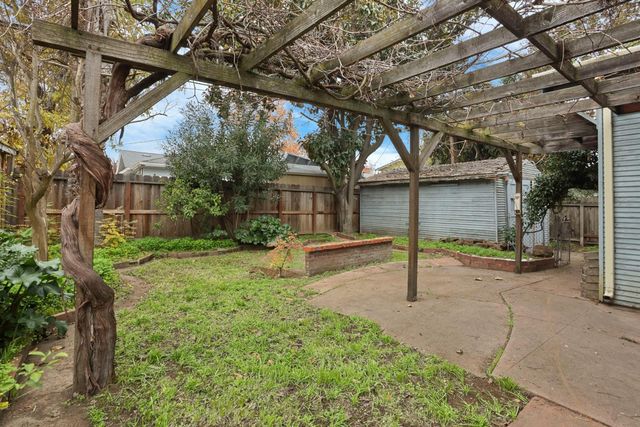 1050 W Elm St, Stockton, CA 95203