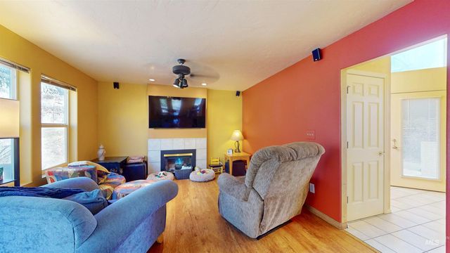 711 Falls View Dr, Twin Falls, ID 83301