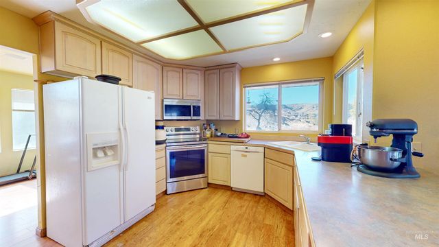 711 Falls View Dr, Twin Falls, ID 83301