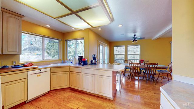 711 Falls View Dr, Twin Falls, ID 83301