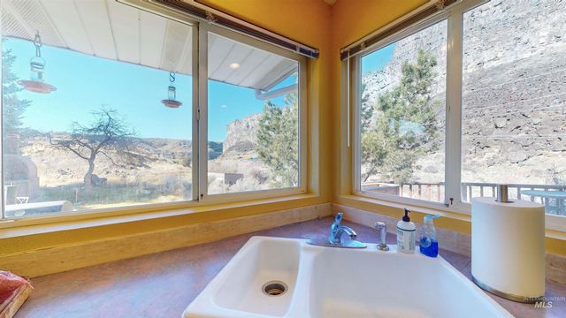 711 Falls View Dr, Twin Falls, ID 83301