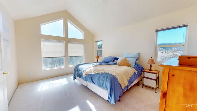 711 Falls View Dr, Twin Falls, ID 83301