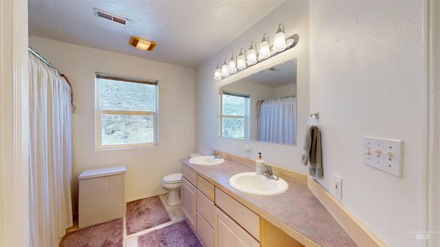 711 Falls View Dr, Twin Falls, ID 83301