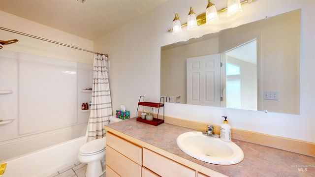 711 Falls View Dr, Twin Falls, ID 83301