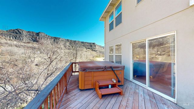 711 Falls View Dr, Twin Falls, ID 83301