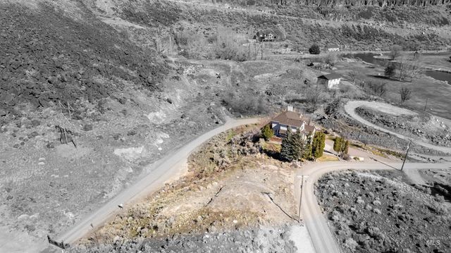 711 Falls View Dr, Twin Falls, ID 83301