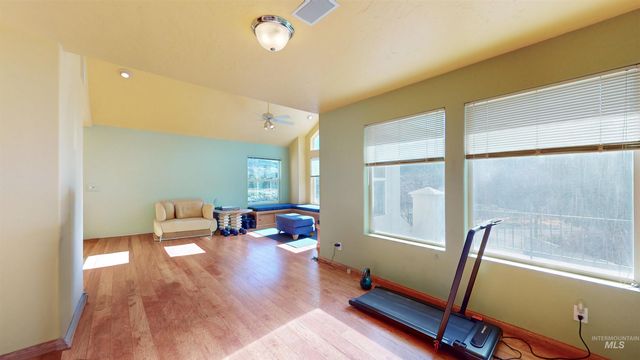 711 Falls View Dr, Twin Falls, ID 83301