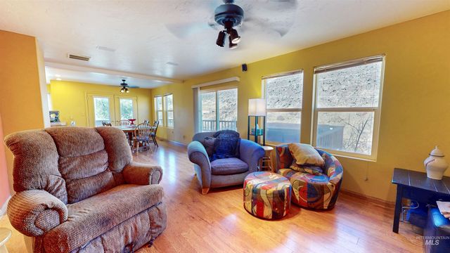 711 Falls View Dr, Twin Falls, ID 83301