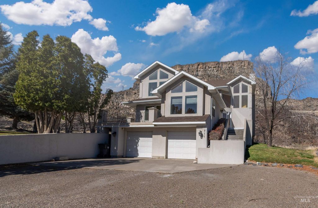 711 Falls View Dr, Twin Falls, ID 83301