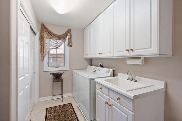 836 Royal Dublin Lane, Dyer, IN 46311