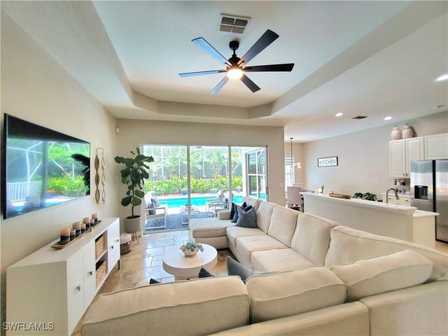 1119 Dorchester CT 60, Naples, FL 34104