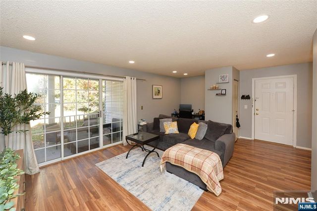 858 Juniper Way, Mahwah, NJ 07430