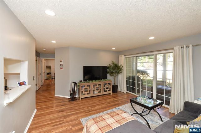 858 Juniper Way, Mahwah, NJ 07430