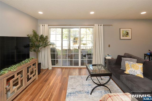 858 Juniper Way, Mahwah, NJ 07430