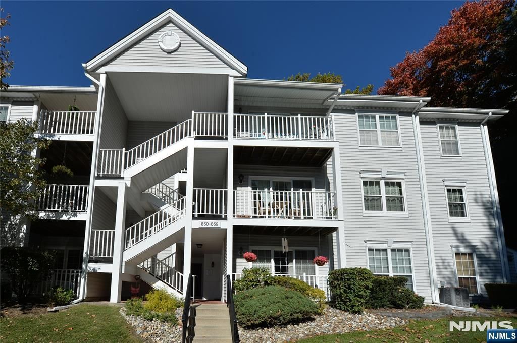 858 Juniper Way, Mahwah, NJ 07430