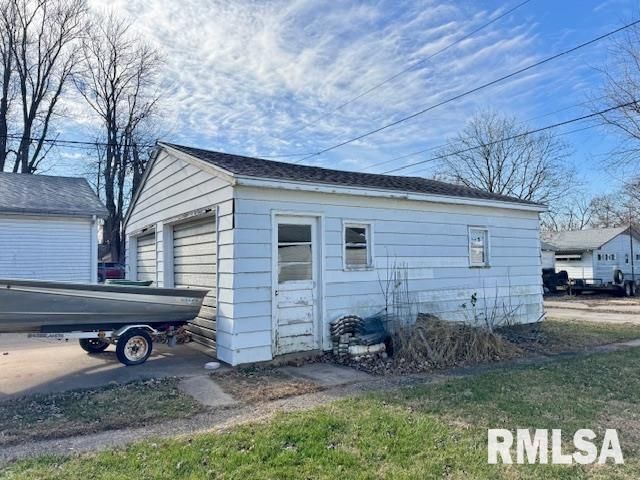 2918 PERSHING Boulevard, Clinton, IA 52732