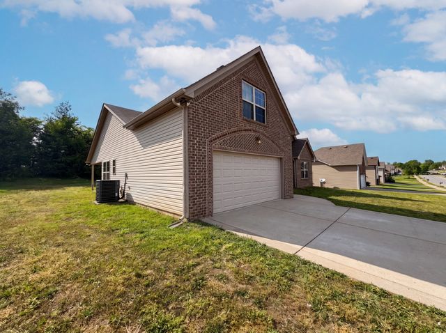 447 Golf Club Ln, Springfield, TN 37172