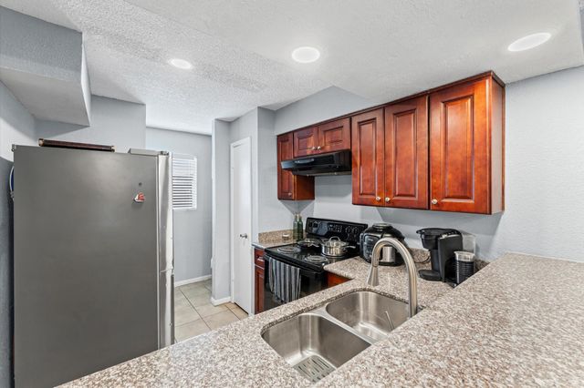 1516 Bay Area Boulevard B8, Houston, TX 77058