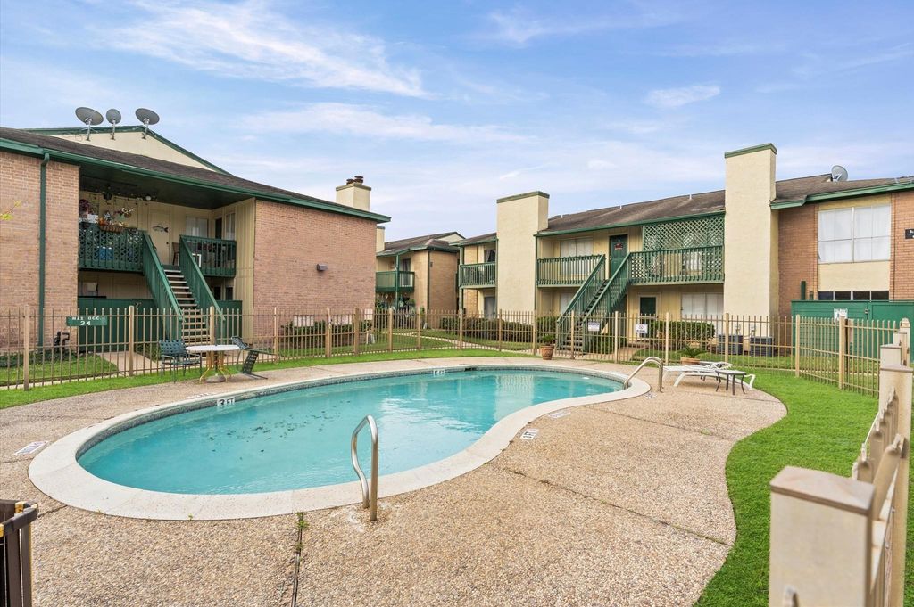 1516 Bay Area Boulevard B8, Houston, TX 77058