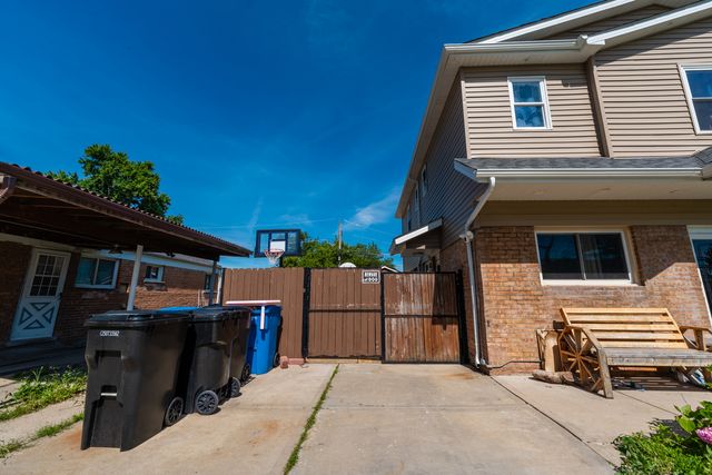 8421 S SCOTTSDALE Avenue, Chicago, IL 60652
