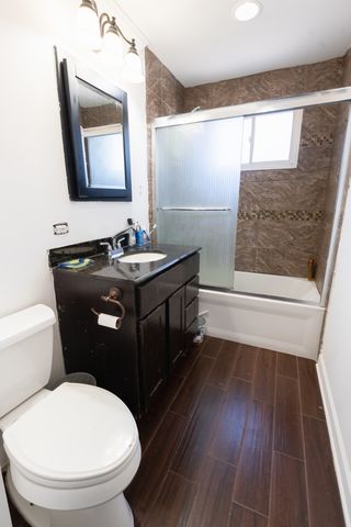 8421 S SCOTTSDALE Avenue, Chicago, IL 60652